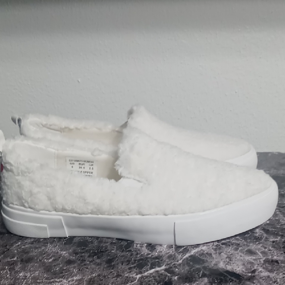 Womens Brand New Levi's White Fuzzy Slip-On Sneakers Size 6